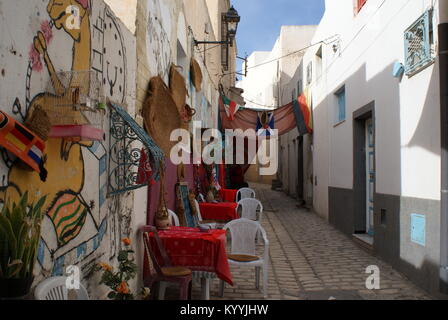 Bunte Cafe in der Gasse in der Medina von Sousse, Sousse, Tunesien Stockfoto