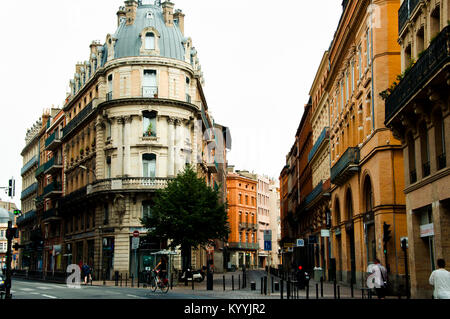 TOULOUSE, Frankreich - 19 August 2012: Gewerbliche Bauten auf Gegabelten Straße "Rue de Metz" & "Rue des Marchands' Stockfoto