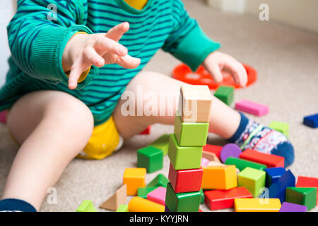 Kinder spielen mit Bausteine für das Erlernen neuer Fähigkeiten, Bildung mit Spielzeug zu Hause mit den Eltern zu lernen, Spiel Stockfoto