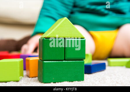 Kinder spielen mit Bausteine für das Erlernen neuer Fähigkeiten, Bildung mit Spielzeug zu Hause mit den Eltern zu lernen, Spiel Stockfoto