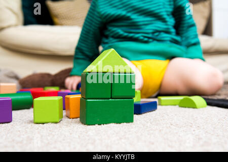 Kinder spielen mit Bausteine für das Erlernen neuer Fähigkeiten, Bildung mit Spielzeug zu Hause mit den Eltern zu lernen, Spiel Stockfoto