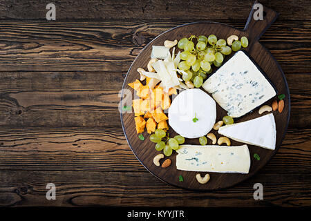 Auswahl an Käse. Camembert, dor Blu, Brie auf einem hölzernen Hintergrund Stockfoto
