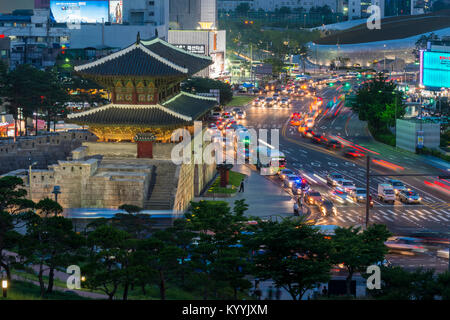 Datenverkehr, der dongdaemun Tor oder heunginjimun Tor, Seoul, Südkorea bei Nacht/Abend Stockfoto