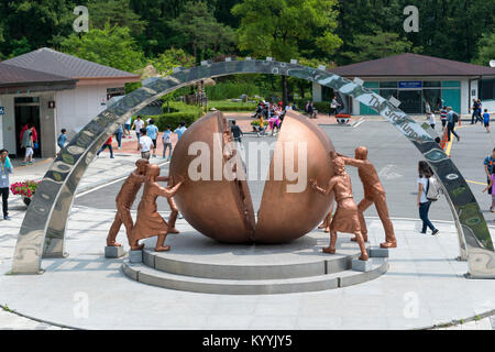 Wiedervereinigung Skulptur am Eingang der 3. Tunnel DMZ an der Koreanischen demilitarisierten Zone, Panmunjon, Südkorea Stockfoto