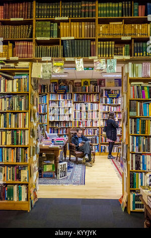 Buchhandlung innen-innen Charlie Byrne's Book Shop im Stadtzentrum von Galway, Irland Stockfoto