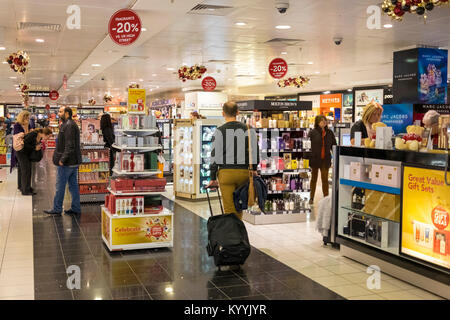 Duty Free Shop am Flughafen Gatwick, GROSSBRITANNIEN Stockfoto