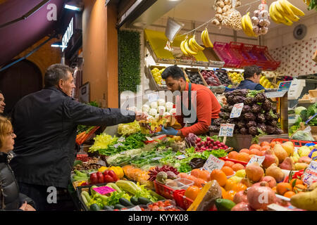 Gemüsemarkt Shop in der Via Pescherie Vecchie, Bologna, Italien Abschaltdruck Stockfoto