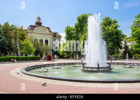 Der Brunnen in Stefan Stambolov Platz in Plovdiv, Bulgarien, Europa mit der städtischen Gebäude hinter Stockfoto