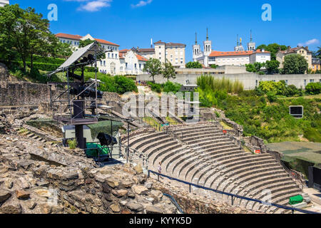 Ruinen der römischen Theater in Lyon, Frankreich mit der Basilika Notre-Dame de Fourviere im Hintergrund. Stockfoto