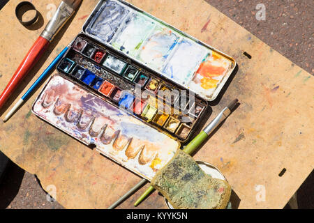 Alte watercolor Paint Box und Bürsten auf einer Staffelei verwendet Stockfoto