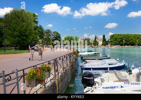 Die Uferpromenade am See von Annecy, Lac d'Annecy, Haute Savoie, Frankreich, Europa Stockfoto