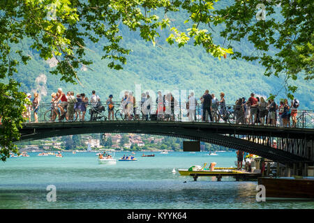 Lake Annecy - Touristen auf der Pont des Amours - Lovers Bridge im Sommer am Annecy Lake, Lac d'Annecy, Haute Savoie, Frankreich, Europa Stockfoto