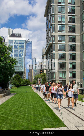 Menschen zu Fuß auf die High Line, New York park Laufsteg mit Touristen im Sommer, Manhattan, New York City, USA Stockfoto