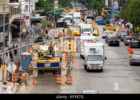 Verkehrsstaus und Straßenarbeiten im Meatpacking District von Manhattan, New York City, USA Stockfoto