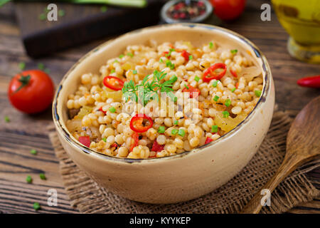 Vegetarisch Porridge aus dem Türkischen Couscous mit Gemüse. Diätetisches Menü. Vegane Küche. Stockfoto