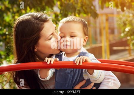 junge Mutter mit baby Stockfoto