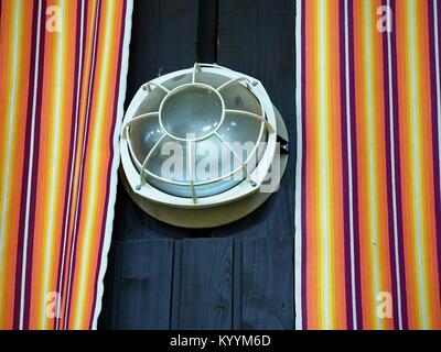 Zimmer an der Wand, mit farbenfrohen, gestreiften Vorhängen bedeckt. Winkte bunten Stoff Textur, Muster Streifen von Pastelltönen Stockfoto