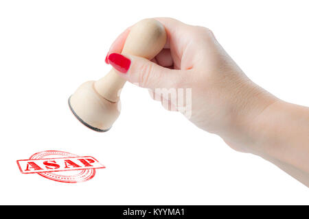 Hand mit einem Stempel mit dem Kürzel asap, so bald wie möglich auf weißem Hintergrund Stockfoto