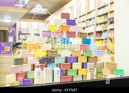 Le Magasin du Savon, der Shop von Seife, Seife shop, Fenster, Darstellung, mit, Vintage, Pram und, Lavendel, Carcassonne, Aude, Abteilung, Frankreich, Französisch, Europa, Europäische Stockfoto