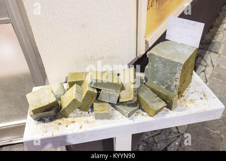 Le Magasin du Savon, der Shop von Seife, Seife shop, Fenster, Darstellung, mit, Vintage, Pram und, Lavendel, Carcassonne, Aude, Abteilung, Frankreich, Französisch, Europa, Europäische Stockfoto