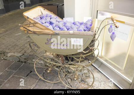 Le Magasin du Savon, der Shop von Seife, Seife shop, Fenster, Darstellung, mit, Vintage, Pram und, Lavendel, Carcassonne, Aude, Abteilung, Frankreich, Französisch, Europa, Europäische Stockfoto