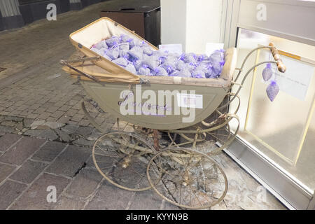 Le Magasin du Savon, der Shop von Seife, Seife shop, Fenster, Darstellung, mit, Vintage, Pram und, Lavendel, Carcassonne, Aude, Abteilung, Frankreich, Französisch, Europa, Europäische Stockfoto