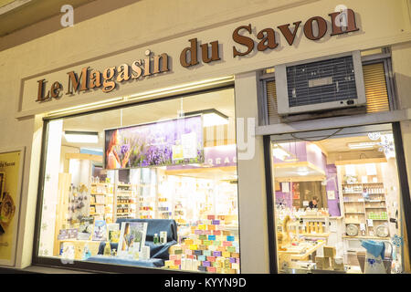 Le Magasin du Savon, der Shop von Seife, Seife shop, Fenster, Darstellung, mit, Vintage, Pram und, Lavendel, Carcassonne, Aude, Abteilung, Frankreich, Französisch, Europa, Europäische Stockfoto