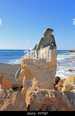 Sol verändern, eine Skulptur Hommage an Aphrodite, durch Yiota Ioanidou, positioniert in der Nähe von Paphos Fort, auf dem Küstenweg. Stockfoto