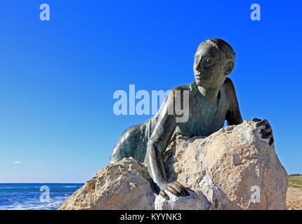 Sol verändern, eine Skulptur Hommage an Aphrodite, durch Yiota Ioanidou, positioniert in der Nähe von Paphos Fort, auf dem Küstenweg. Stockfoto