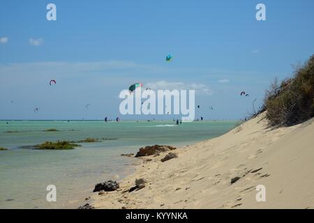 Sotavento Lagune und Kite Surfer, in der Nähe von Jandia, Fuerteventura, Kanarische Inseln, Mai. Stockfoto