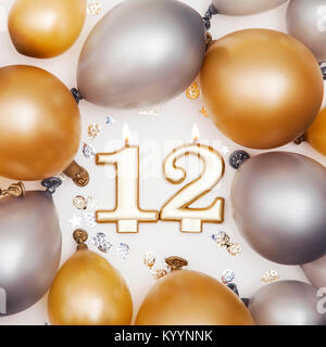 Geburtstag Feier Anzahl 12 Kerze mit Gold und Silber Ballons Stockfoto