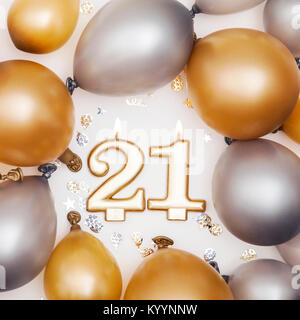 Geburtstagsfeier Nummer 21 Kerze mit Gold und Silber Ballons Stockfoto