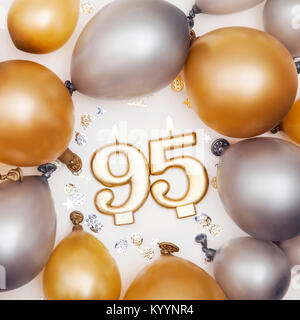 Geburtstag Feier Anzahl 95 Kerze mit Gold und Silber Ballons Stockfoto