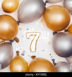 Geburtstag Feier Anzahl 7 Kerze mit Gold und Silber Ballons Stockfoto