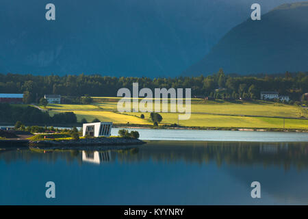 Noch Wasser auf Romsdal Fjord im Morgengrauen in der Nähe von Åndalsnes ist eine Stadt in Rauma Gemeinde in Østfold County. Norwegen. Stockfoto