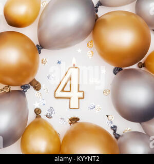 Geburtstag Feier Anzahl 4 Kerze mit Gold und Silber Ballons Stockfoto