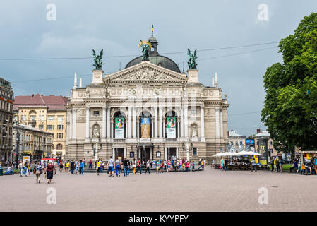 Lemberg, Ukraine - 31. Mai 2016: Menschen gehen vor der nationalen akademischen Theater für Oper und Ballett benannt nach Solomiya Krushelnytska in trüben w Stockfoto