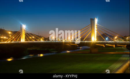 Brücke von kann Peixauet in Santa Coloma de Gramenet über Besos. Barcelona, Spanien Stockfoto