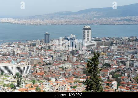 Panoramablick auf die Bucht und Izmir Stadt in der Türkei. Stockfoto