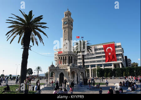 Izmir, Türkei - 22 April, 2012: Die Tage das Leben in der zentrale Platz von Konak Izmir mit seinem Wahrzeichen der Clock Tower, die Türkei. Stockfoto