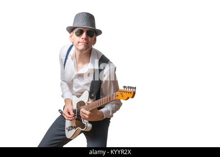 Mann mit Sonnenbrille und Hut spielt E-Gitarre Stockfoto