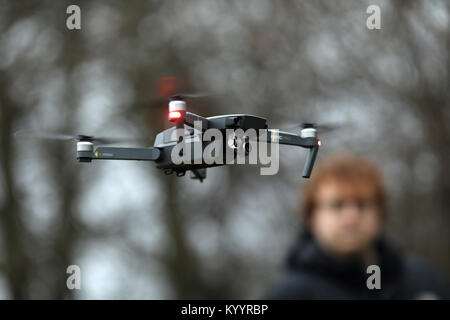 Bild zeigt: der Mann, der Fliegen eine Drohne. DJI Mavic Pro Quadcopter Drone 4K-Kamera, GPS-Positionierung, Bild von Gavin Rodgers/Pixel 8000 Stockfoto