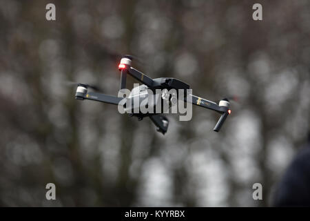 Bild zeigt: der Mann, der Fliegen eine Drohne. DJI Mavic Pro Quadcopter Drone 4K-Kamera, GPS-Positionierung, Bild von Gavin Rodgers/Pixel 8000 Stockfoto