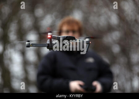 Bild zeigt: der Mann, der Fliegen eine Drohne. DJI Mavic Pro Quadcopter Drone 4K-Kamera, GPS-Positionierung, Bild von Gavin Rodgers/Pixel 8000 Stockfoto