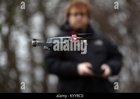 Bild zeigt: der Mann, der Fliegen eine Drohne. DJI Mavic Pro Quadcopter Drone 4K-Kamera, GPS-Positionierung, Bild von Gavin Rodgers/Pixel 8000 Stockfoto