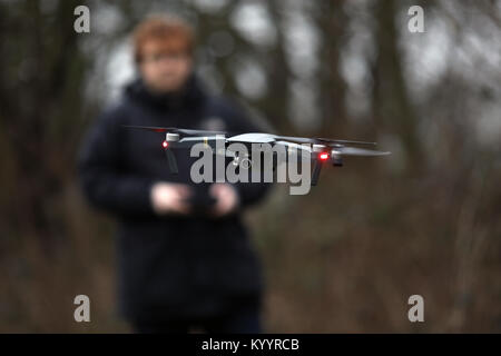 Bild zeigt: der Mann, der Fliegen eine Drohne. DJI Mavic Pro Quadcopter Drone 4K-Kamera, GPS-Positionierung, Bild von Gavin Rodgers/Pixel 8000 Stockfoto