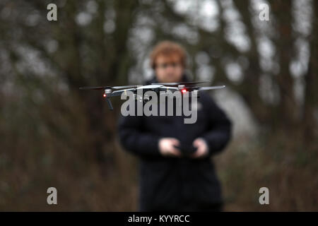 Bild zeigt: der Mann, der Fliegen eine Drohne. DJI Mavic Pro Quadcopter Drone 4K-Kamera, GPS-Positionierung, Bild von Gavin Rodgers/Pixel 8000 Stockfoto