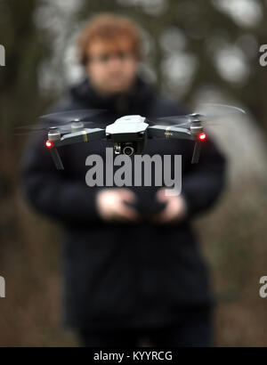 Bild zeigt: der Mann, der Fliegen eine Drohne. DJI Mavic Pro Quadcopter Drone 4K-Kamera, GPS-Positionierung, Bild von Gavin Rodgers/Pixel 8000 Stockfoto