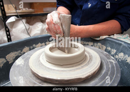 Eine Dame Keramik Künstler bei der Arbeit in ihrem Atelier, Stockfoto