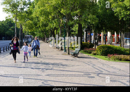 Den Bürgersteig geschützt durch Bäume auf der Avenida da Liberdade, Lissabon, Portugal Stockfoto